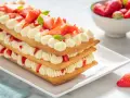 Deliziosi dolci primaverili a strati con crema e fragole fresche, un tripudio di sapori e colori.