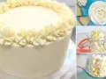 Torta decorata con crema solida per farcire torte, con dettagli scintillanti e decorazioni a rosa.