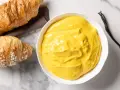 Crema pasticcera senza glutine, vellutata e profumata alla vaniglia, pronta per farcire dolci o da gustare con croissant.
