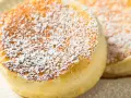 Delicati pancake giapponesi soffici e dorati, spolverati con zucchero a velo.