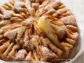 Torta di mele velocissima in 10 minuti, con mele caramellate e zucchero a velo. Perfetta per una pausa golosa.