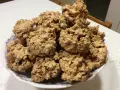 Un piatto pieno di biscotti "brutti ma buoni", croccanti e dorati, perfetti per una pausa golosa.
