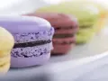 Macarons colorati con ripieno di ganache, pronti per essere gustati.
