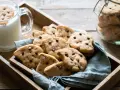 Biscotti al cioccolato, perfetti per una ricetta gocciole fatta in casa, serviti con latte fresco.
