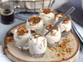 Delizioso dolce veloce con crema soffice e biscotti secchi sbriciolati, servito in bicchierini individuali.