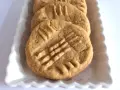 Biscotti burro di arachidi con le classiche righe incrociate, pronti per essere gustati.