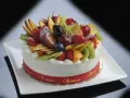 Torte alla frutta particolari, un tripudio di colori e sapori con kiwi, fragole, dragon fruit, mango e ciliegie.