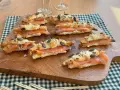 Cornetti di pasta sfoglia ripieni di salmone affumicato e formaggio cremoso, guarniti con semi.
