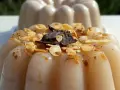 Delizioso biancomangiare ricetta originale siciliana, guarnito con mandorle tostate, cannella e scaglie di cioccolato fondente.