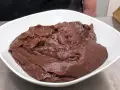 Crema pasticcera al cioccolato, densa e lucida, in una ciotola bianca.