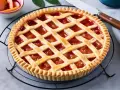 Crostata base con ripieno di frutta rossa, decorata con una griglia di pasta frolla. Perfetta per ogni occasione.