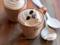 Deliziosa crema caffè fredda in tazzine, guarnita con chicchi di caffè. Perfetta per una pausa rinfrescante.