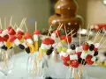 Spiedini di frutta e marshmallow pronti per essere intinti nella fontana di cioccolato come funziona.