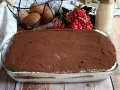 Tiramisù pronto, con 500 g di mascarpone, pronto per essere gustato. Ingredienti freschi in vista.