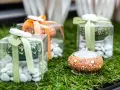 Confezioni regalo con confetti bianchi, candela e decorazioni floreali. Il significato dei confetti, augurio di dolcezza e prosperità.