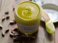 Vasetto di crema di pistacchio fatta in casa, con pistacchi sparsi intorno. La ricetta perfetta per una delizia!