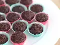 Brigadeiro ricetta: dolcetti al cioccolato ricoperti di codette, pronti per essere gustati.