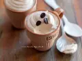 Deliziosa ricetta crema caffè con panna, guarnita con chicchi di caffè. Perfetta per un dolce al cucchiaio.