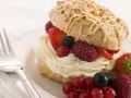 Dolce con crema chantilly italiana, fragole, lamponi, mirtilli e ribes.
