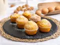Sei muffin allo yogurt spolverati di zucchero a velo, pronti per essere gustati.
