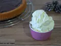 Crema al mascarpone senza panna, soffice e invitante, pronta per guarnire una torta al cioccolato.
