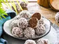 Praline al cioccolato facili e veloci, ricoperte di cocco grattugiato. Un morso rivela un interno morbido e goloso.