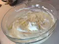 Crema mascarpone pastorizzata in una ciotola di vetro, pronta per un delizioso tiramisù.