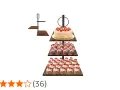 Espositore a più piani con torta centrale e numerosi cupcake decorati, perfetto per ogni festa.