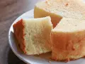 Il segreto per torte alte e soffici: una fetta di torta soffice e dorata su un piatto bianco, pronta per essere gustata.