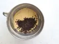 Impasto per torta con abbondanti gocce di cioccolato in una ciotola di metallo, pronto per essere infornato.