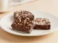 Fette di salame al cioccolato con yogurt greco, un dolce goloso e facile da preparare.
