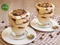 Deliziosa crema al caffè Bimby, stratificata con cioccolato fuso e guarnita con granella croccante. Perfetta per un dolce momento.