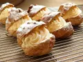 Bignè ripieni di crema pasticcera, spolverati di zucchero a velo. Si può congelare la crema pasticcera per averla sempre pronta.