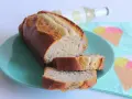 Fetta di banana bread light su piatto turchese, con bottiglia e tovaglioli a tema gelato sullo sfondo.