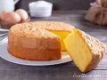 Un pan di spagna soffice, dorato e profumato, pronto per essere gustato. La sua consistenza ariosa invita a un morso goloso.