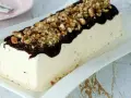 Parfait di mandorle origine: un dolce gelato cremoso, ricoperto di cioccolato fuso e granella croccante di mandorle.