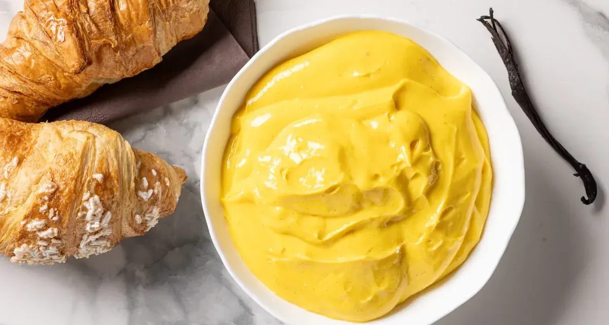 Crema pasticcera senza glutine, vellutata e profumata alla vaniglia, pronta per farcire dolci o da gustare con croissant.