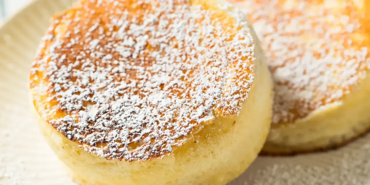 Delicati pancake giapponesi soffici e dorati, spolverati con zucchero a velo.