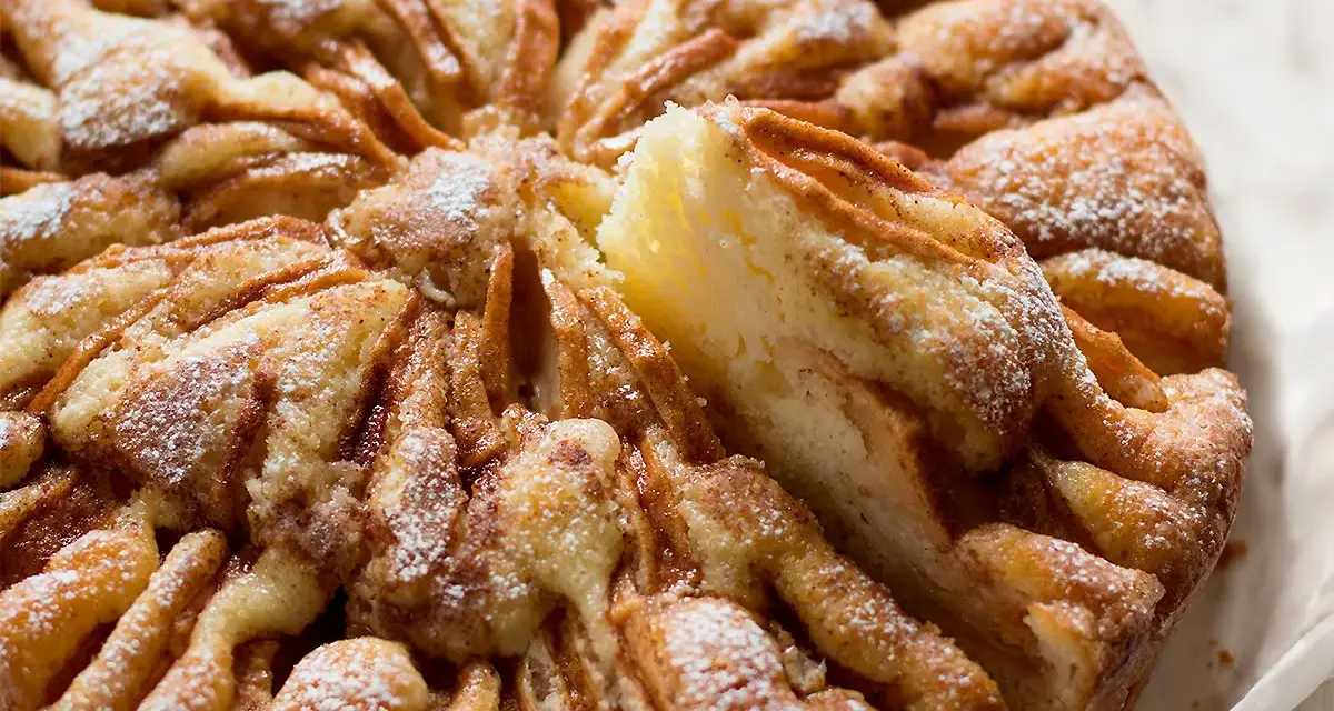 Torta di mele velocissima in 10 minuti, con mele caramellate e zucchero a velo. Perfetta per una pausa golosa.