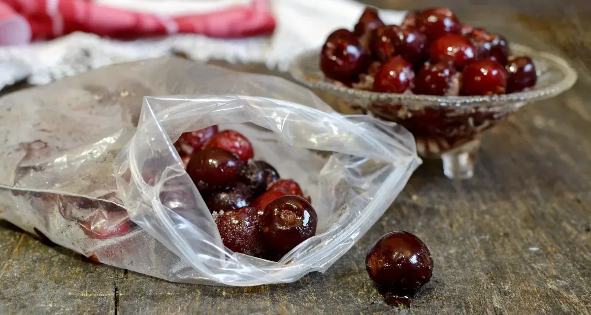 Ciliegie congelate come usarle: perfette per torte, marmellate o frullati. Un tesoro di sapore da gustare tutto l'anno.