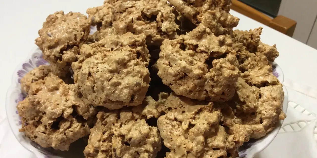 Un piatto pieno di biscotti "brutti ma buoni", croccanti e dorati, perfetti per una pausa golosa.