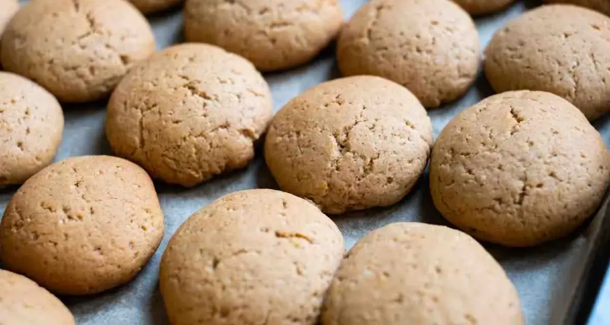 Biscotti dorati e fragranti, perfetti per una ricetta biscotti senza zucchero per diabetici.