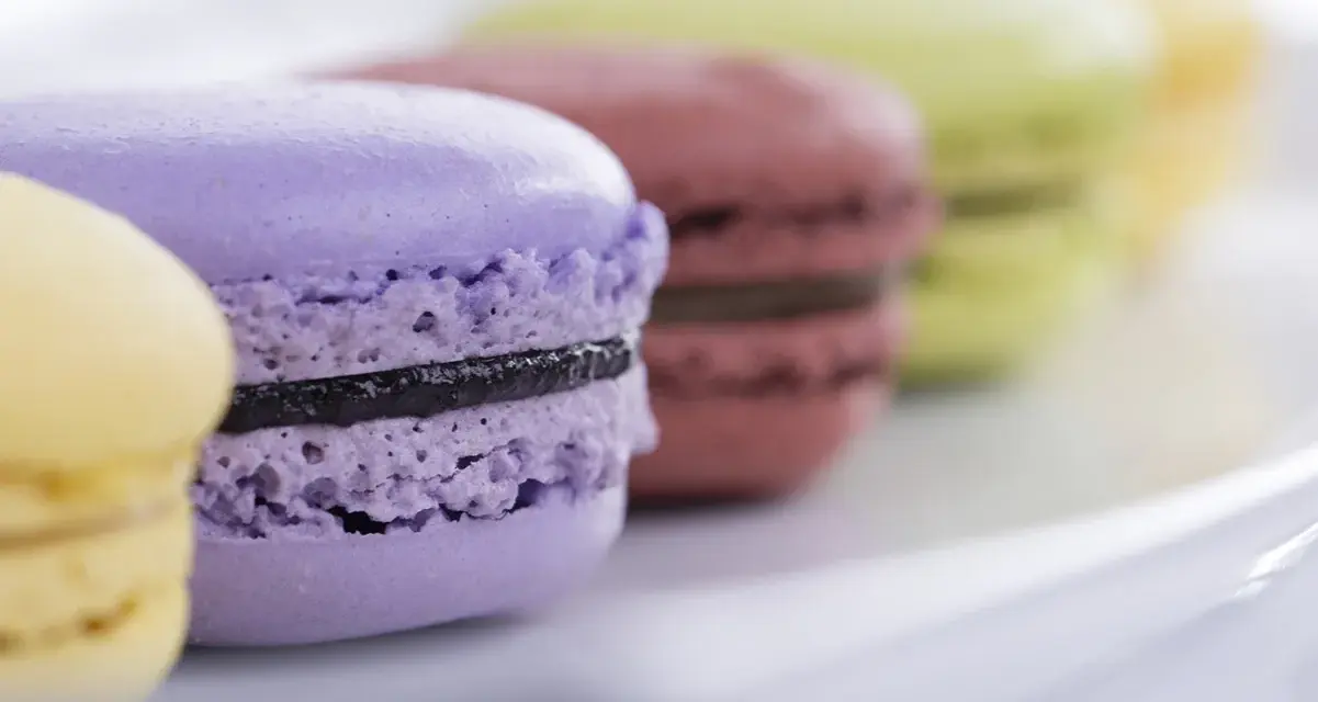 Macarons colorati con ripieno di ganache, pronti per essere gustati.