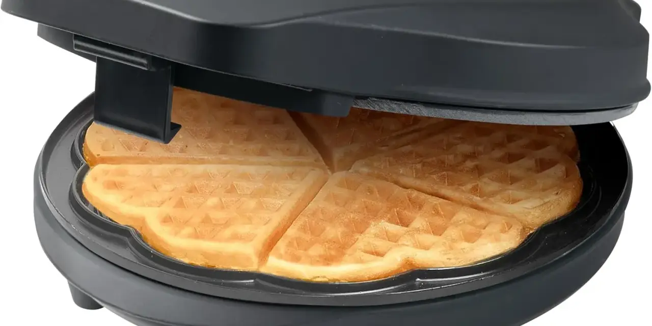 Piastra elettrica per waffle con waffle dorati appena sfornati, perfetta per la tua ricetta waffle con piastra elettrica.