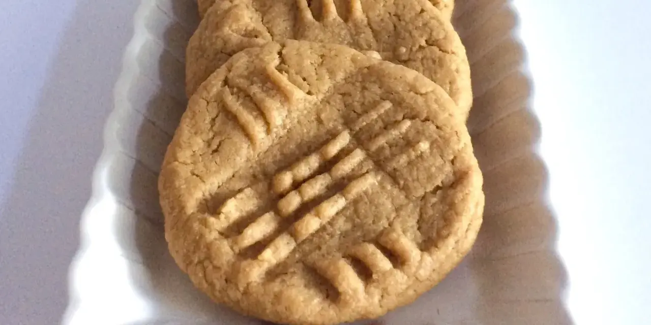 Biscotti burro di arachidi con le classiche righe incrociate, pronti per essere gustati.