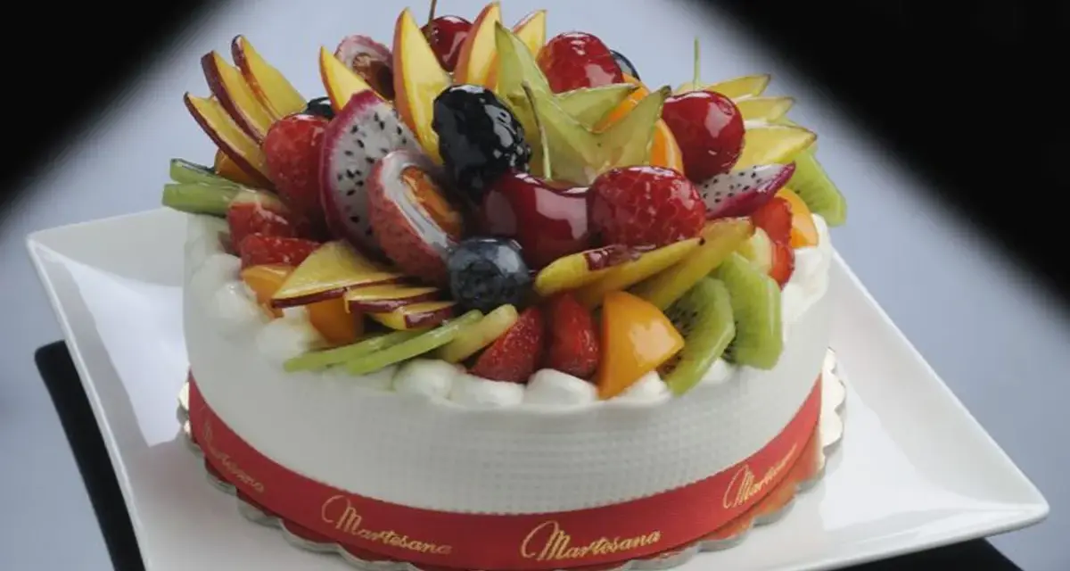 Torte alla frutta particolari, un tripudio di colori e sapori con kiwi, fragole, dragon fruit, mango e ciliegie.