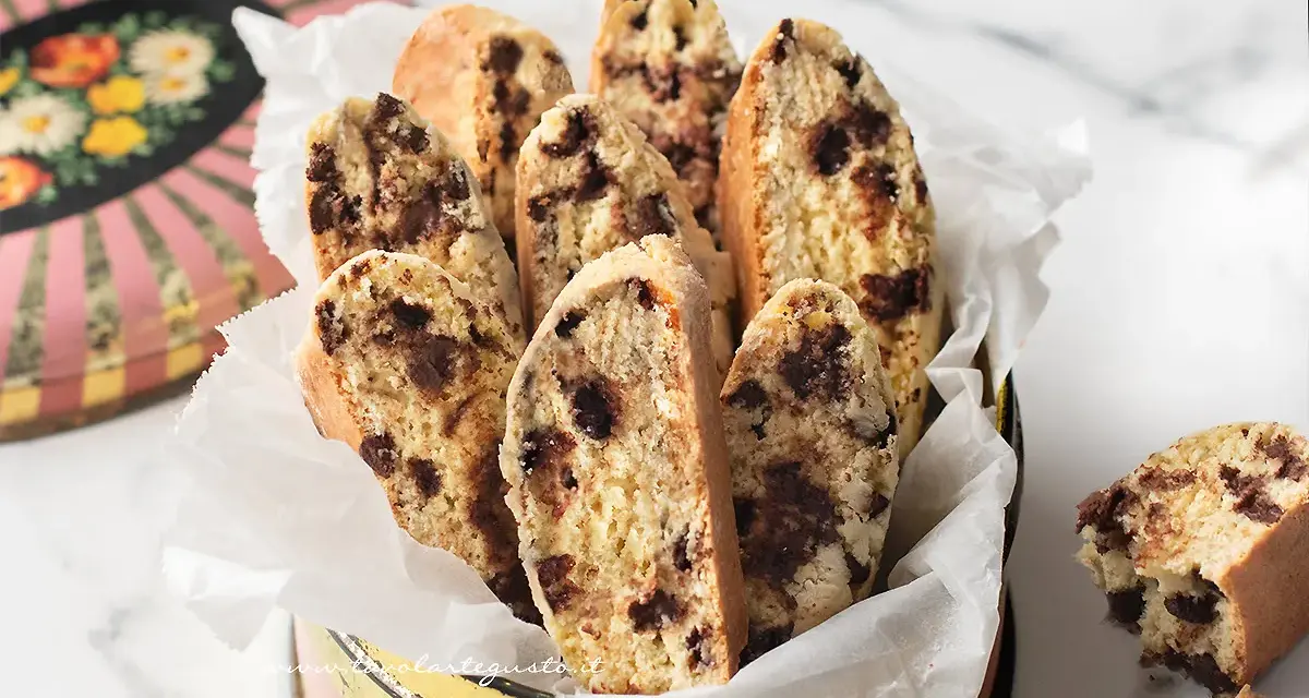 Deliziosi tozzetti con gocce di cioccolato, pronti per essere gustati. Una ricetta perfetta per ogni occasione.