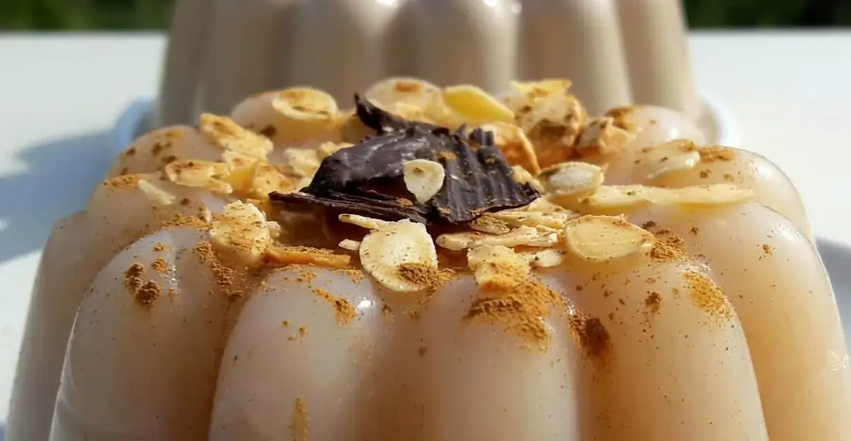 Delizioso biancomangiare ricetta originale siciliana, guarnito con mandorle tostate, cannella e scaglie di cioccolato fondente.