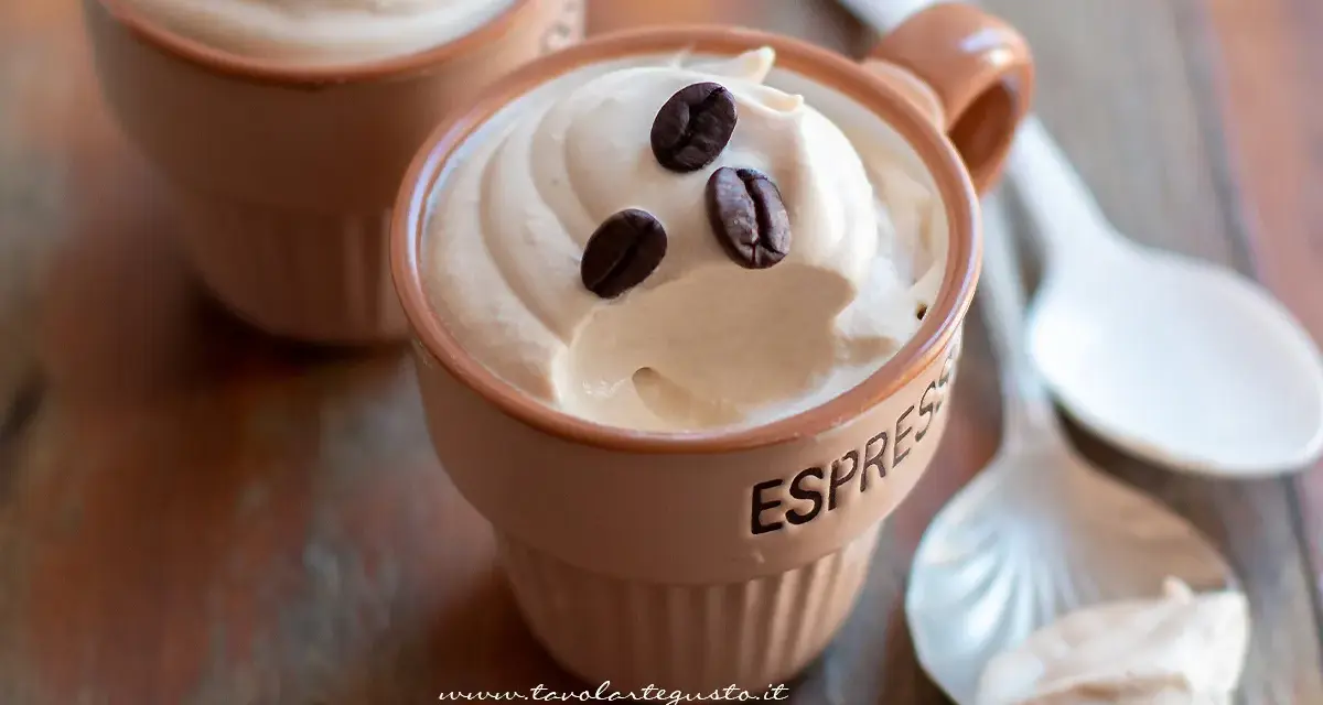 Deliziosa crema caffè fredda in tazzine, guarnita con chicchi di caffè. Perfetta per una pausa rinfrescante.