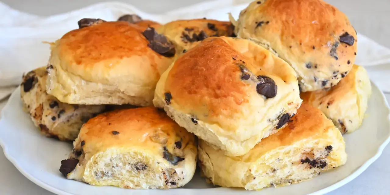 Pangoccioli fatti in casa, morbidi e golosi, pronti per essere gustati. La ricetta perfetta per una colazione o merenda speciale.